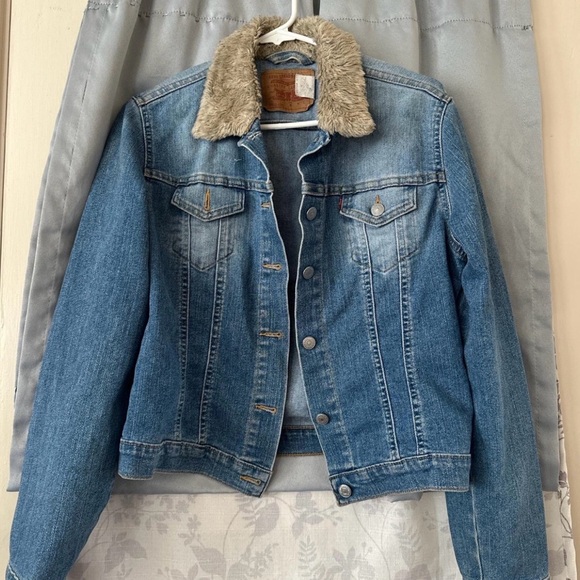 Levi's Jackets & Blazers - Levi's Denim Jacket with Faux Fur Collar